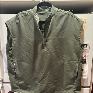 Figs Women’s Olive Green Sleeveless Pullover Vest